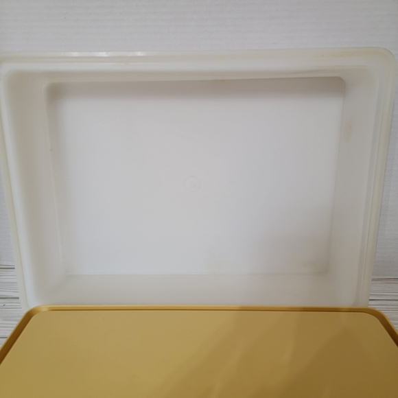 Tupperware 9×13 Cake Storage Container. Yellow Base Opaque Lid - Picture 9 of 15